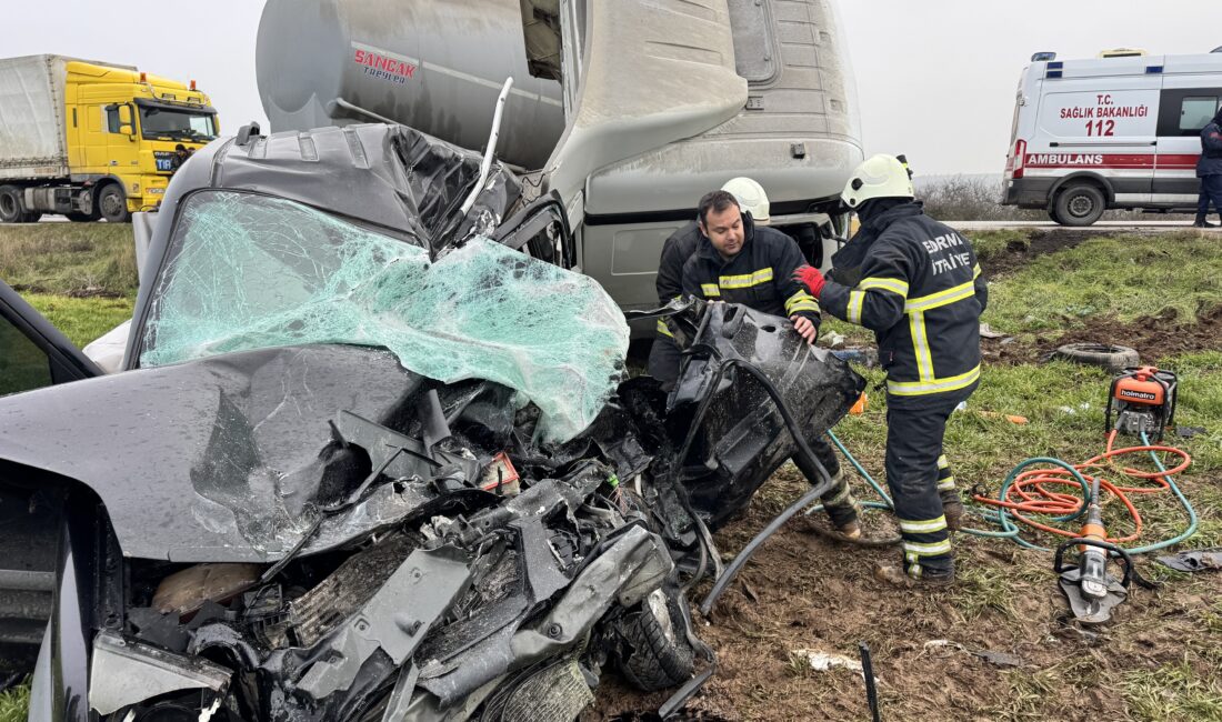 Edirne-Lalapaşa karayolunda kontrolden çıkarak karşı şeride geçen tırın otomobille çarpışması