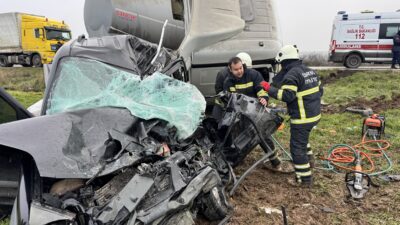 Edirne-Lalapaşa karayolunda kontrolden çıkarak karşı şeride geçen tırın otomobille çarpışması