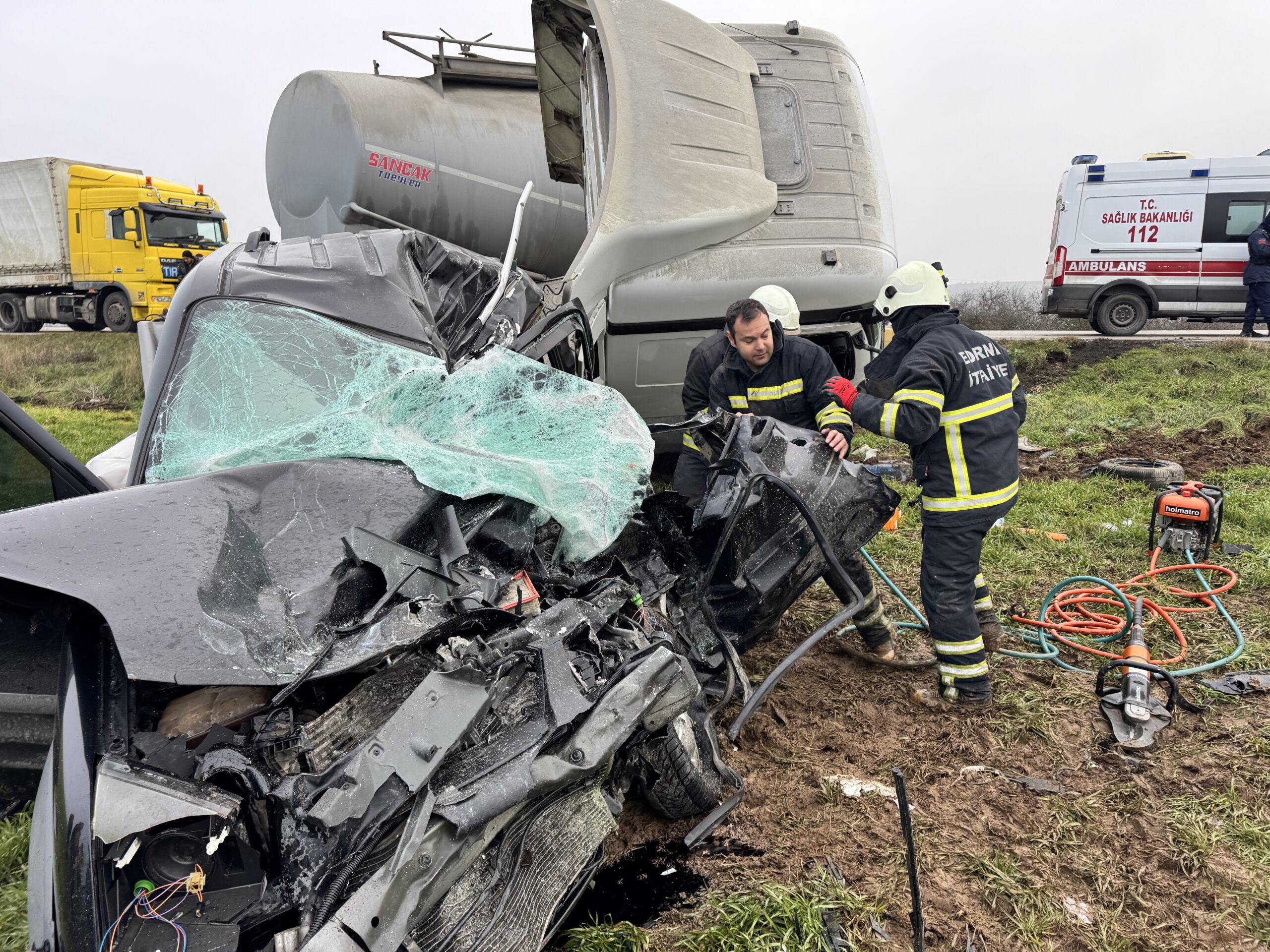 Edirne-Lalapaşa karayolunda kontrolden çıkarak karşı şeride geçen tırın otomobille çarpışması