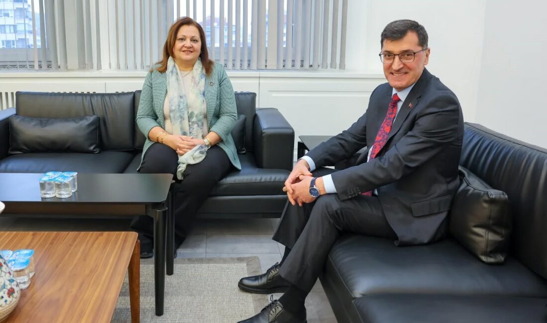  Kütahya Belediye Başkanı Eyüp Kahveci, Afyonkarahisar Belediye Başkanı Burcu Köksal'ı makamında