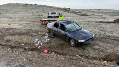 Afyonkarahisar’ın Emirdağ ilçesinde kontrolden çıkarak şarampole devrilen otomobilde bulunan iki