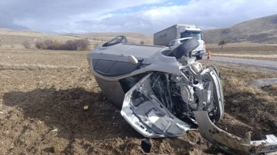 Afyonkarahisar’ın Dinar ilçesinde tırla çarpıştıktan sonra şarampole devrilerek hurdaya dönen