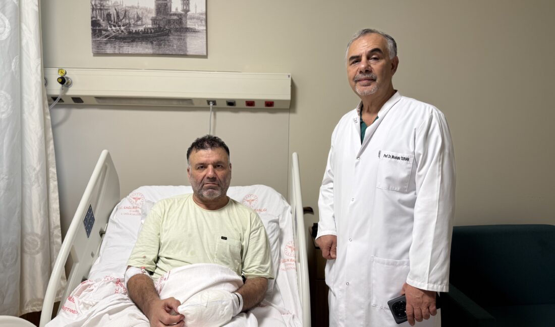 İstanbul’un Esenyurt ilçesinde yaşayan 51 yaşındaki Fariz Aydın, ağrıyan bacağına