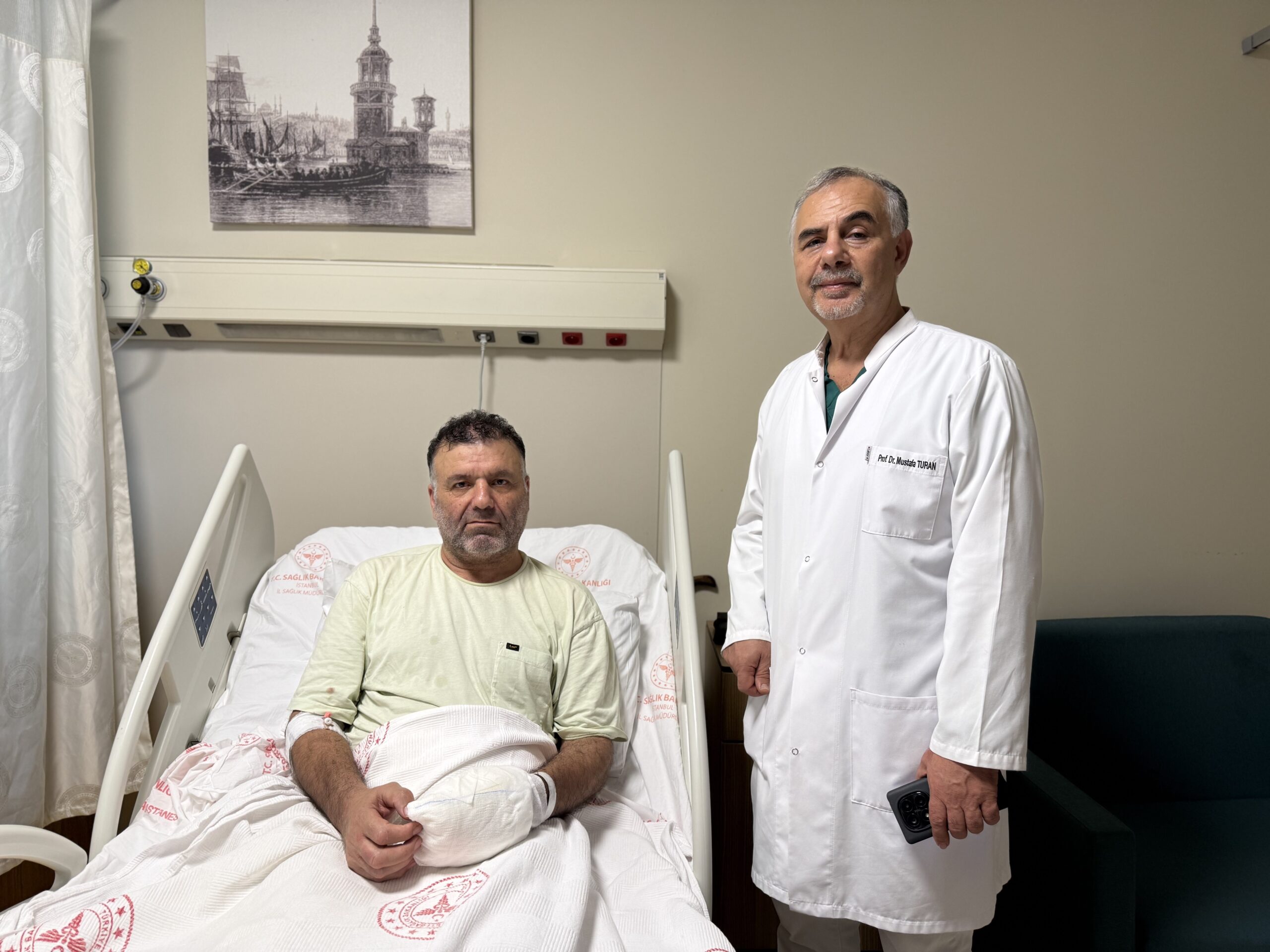 İstanbul’un Esenyurt ilçesinde yaşayan 51 yaşındaki Fariz Aydın, ağrıyan bacağına