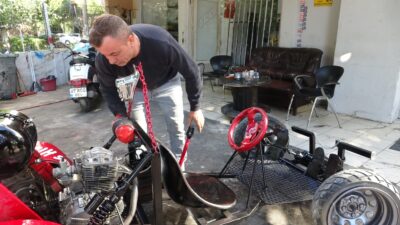 Motosiklet tamirindeki ustalığını bir otomobil projesine dönüştüren Yalçın, yaklaşık iki