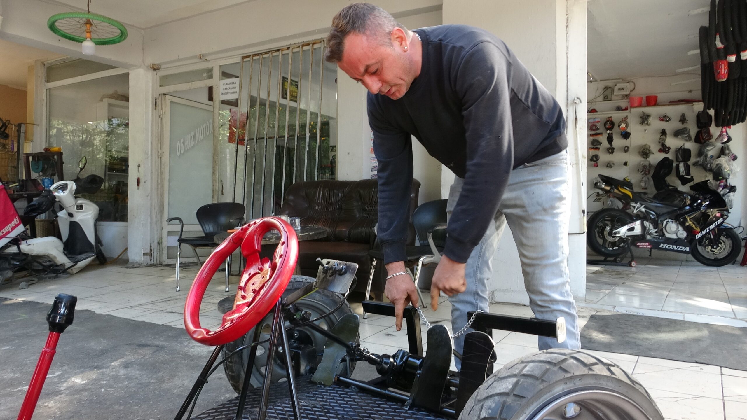 Antalya’da 27 yıldır motosiklet tamirciliği yapan İsa Yalçın, çevresindekilerin olumsuz