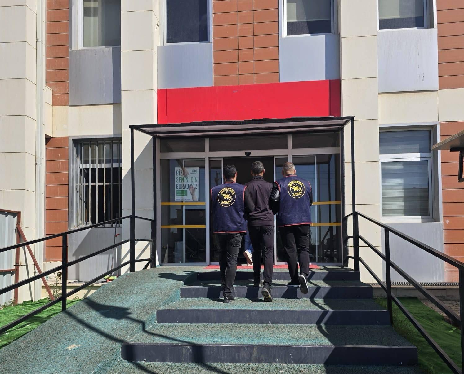 Gaziantep’te jandarma ekipleri tarafından düzenlenen operasyonlarda, haklarında kesinleşmiş hapis cezası