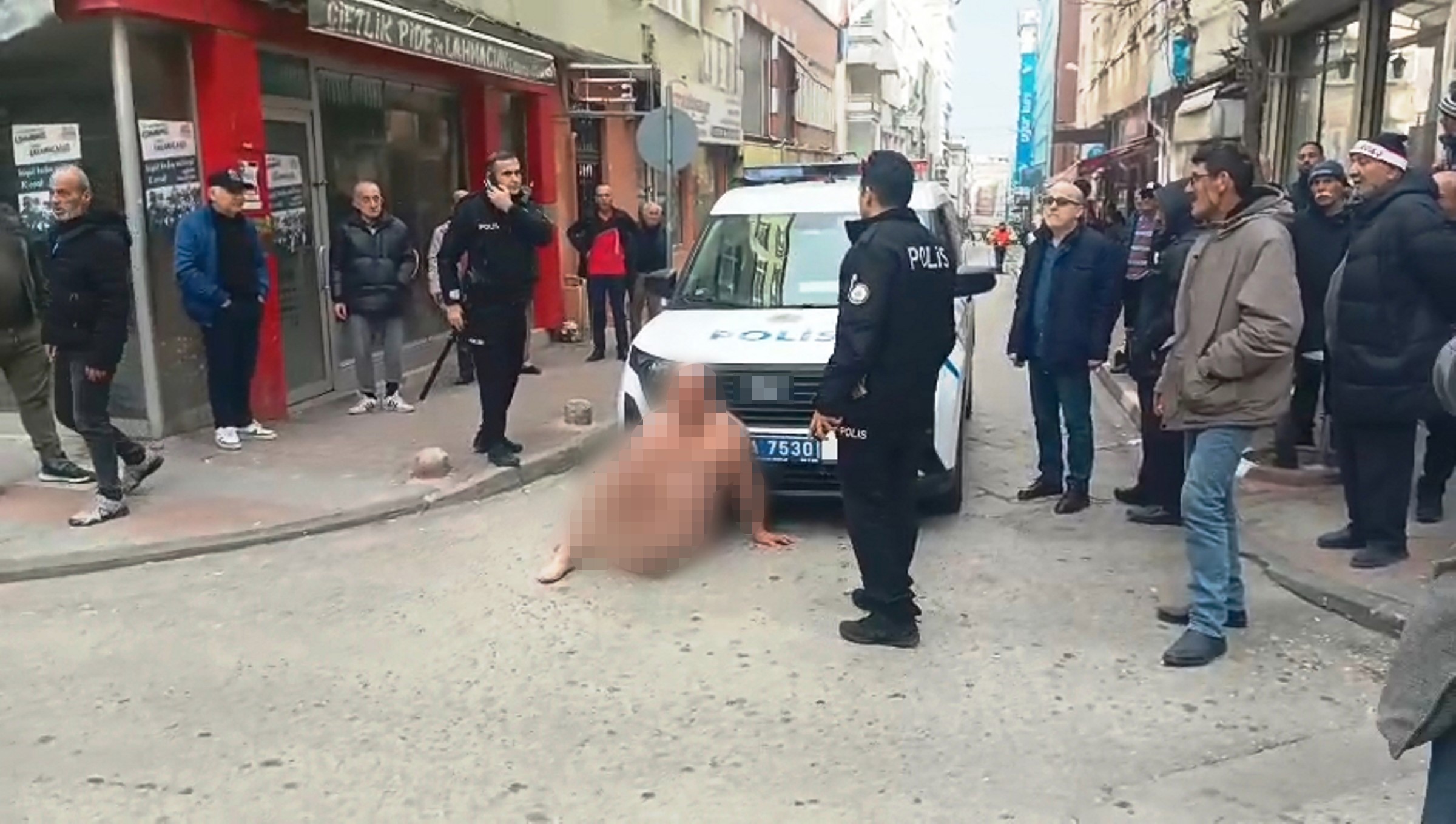 Samsun’un İlkadım ilçesinde, gün ortasında cadde üzerinde çırılçıplak dolaşan 50’li