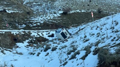 Afyonkarahisar’ın Emirdağ ilçesinde yaklaşık 30 metrelik uçuruma yuvarlanan hafif ticari