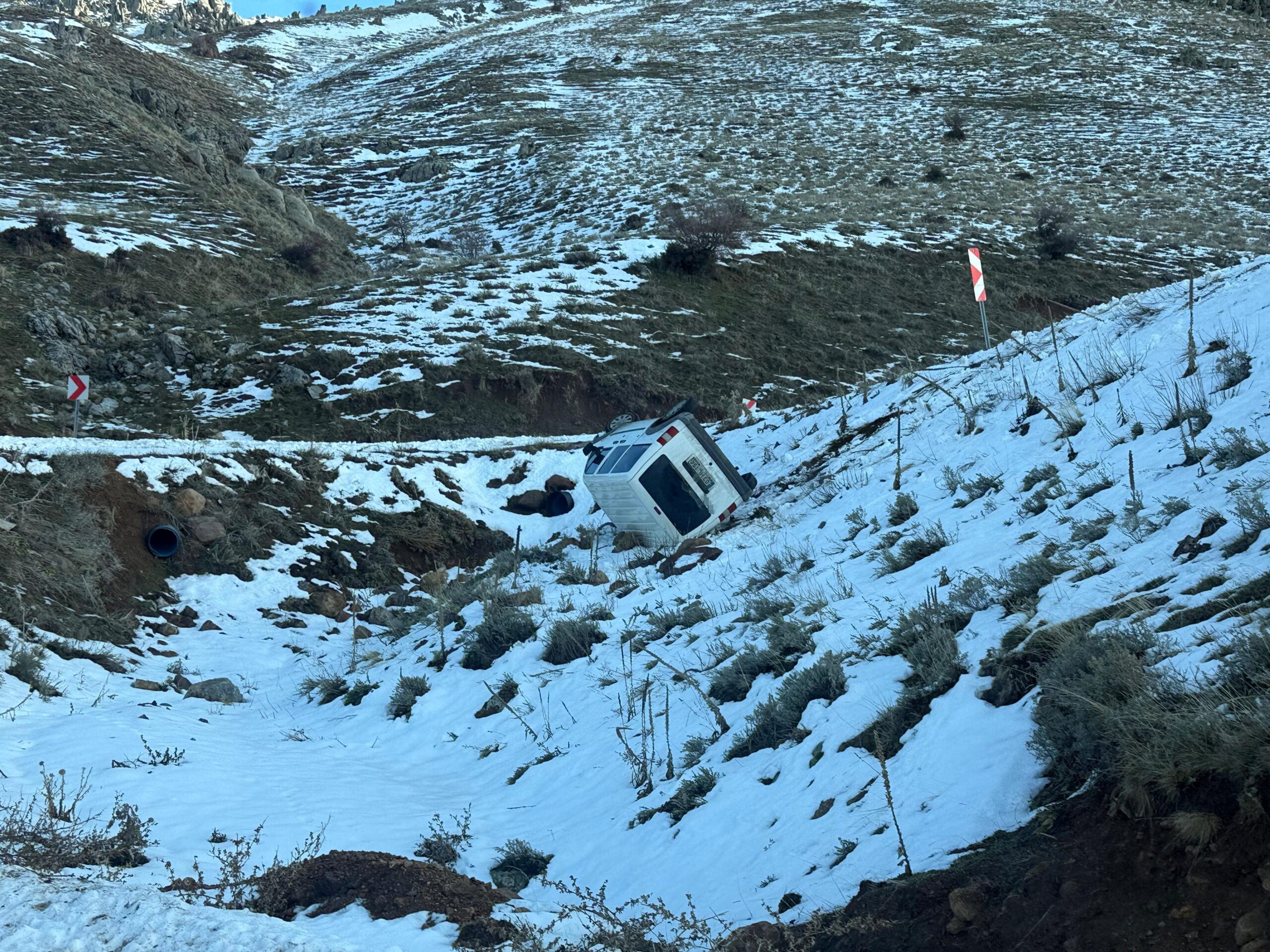 Afyonkarahisar’ın Emirdağ ilçesinde yaklaşık 30 metrelik uçuruma yuvarlanan hafif ticari