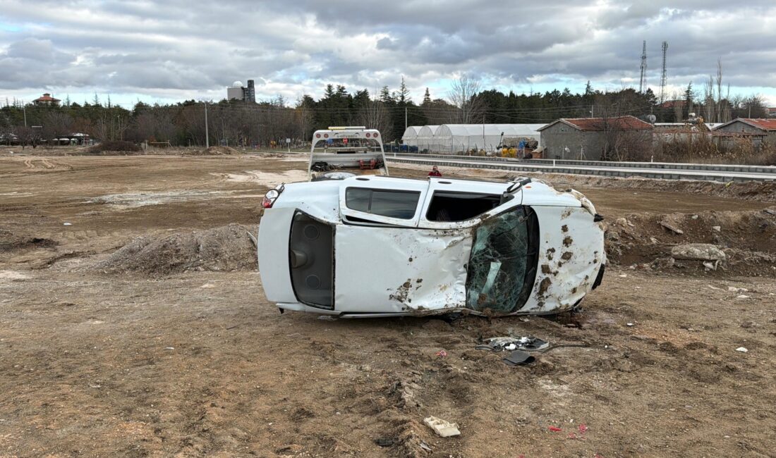 

Afyonkarahisar’da sürücüsünün kontrolünden çıkan otomobilin takla atarak şarampole devrildiği kazada