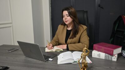 Yapay zeka araçlarına yüklenen bilgilerin veri tabanlarında saklandığına dikkat çeken