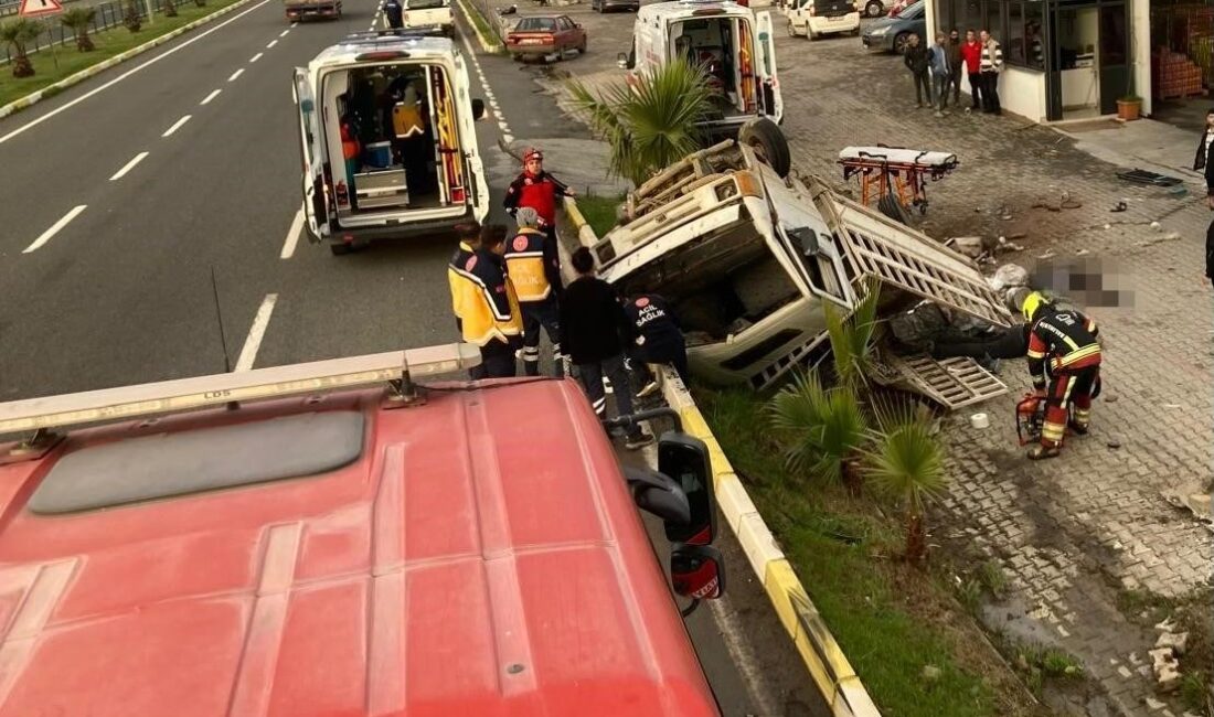 Balıkesir'in Edremit ilçesinde meydana gelen trafik kazasında bariyerlere giren kamyonette