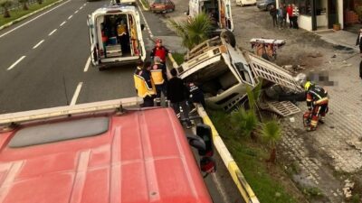 Balıkesir'in Edremit ilçesinde meydana gelen trafik kazasında bariyerlere giren kamyonette