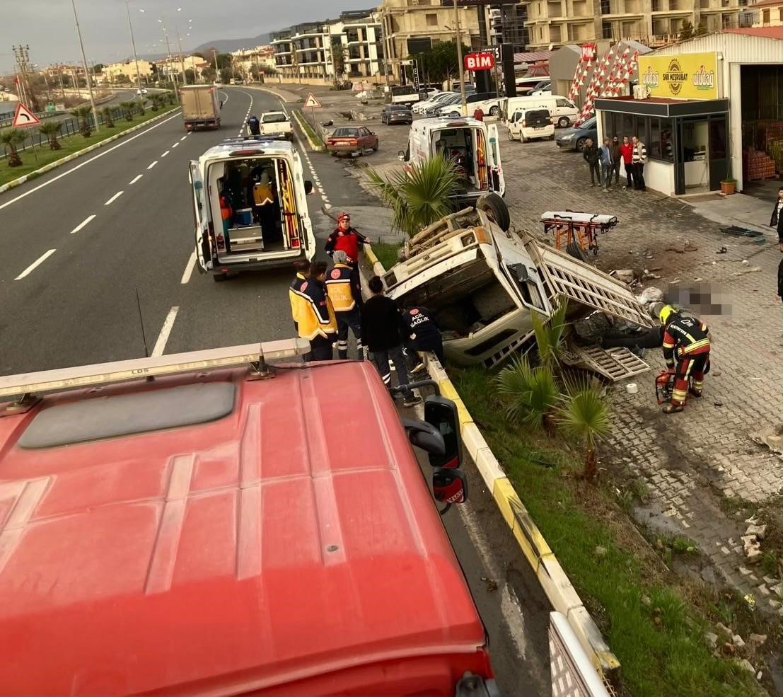 Balıkesir'in Edremit ilçesinde meydana gelen trafik kazasında bariyerlere giren kamyonette