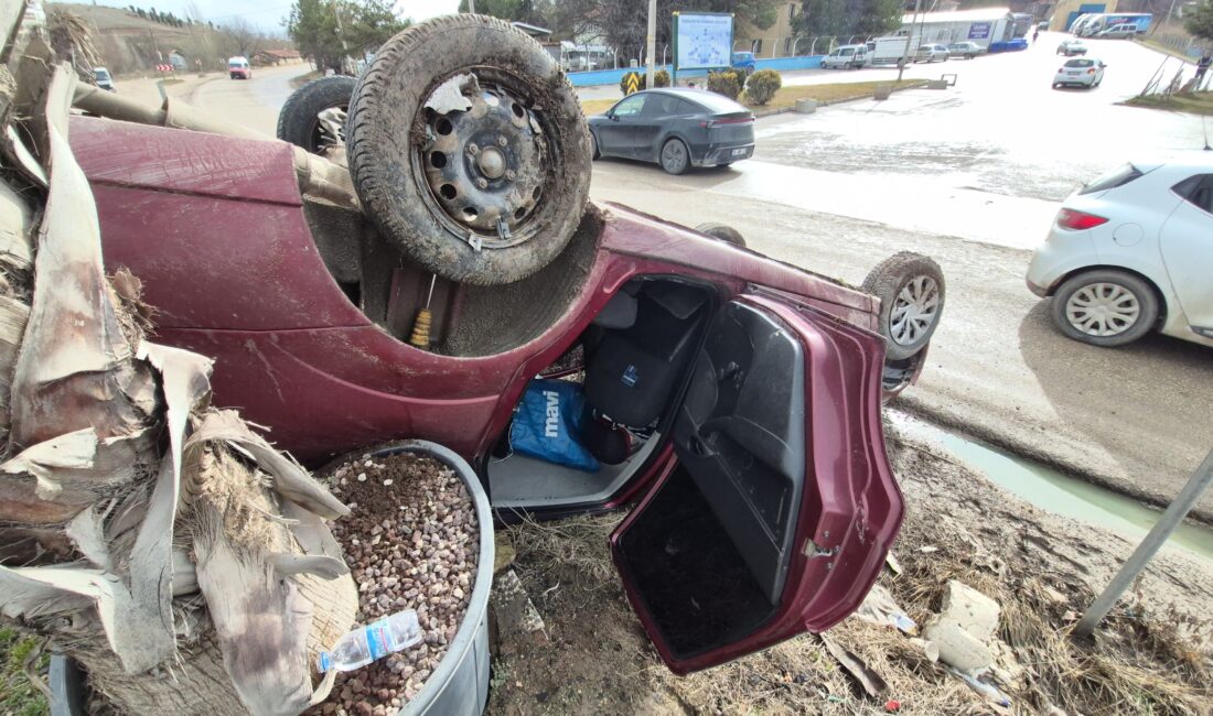 Eskişehir'de yağış sebebiyle kayganlaşan yolda kontrolden çıkıp takla atan otomobilde