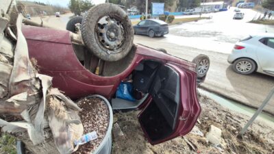 Eskişehir'de yağış sebebiyle kayganlaşan yolda kontrolden çıkıp takla atan otomobilde