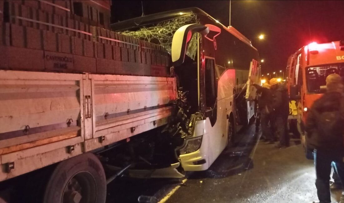 Anadolu Otoyolu Düzce geçişinde gece saatlerinde meydana gelen trafik kazasında,