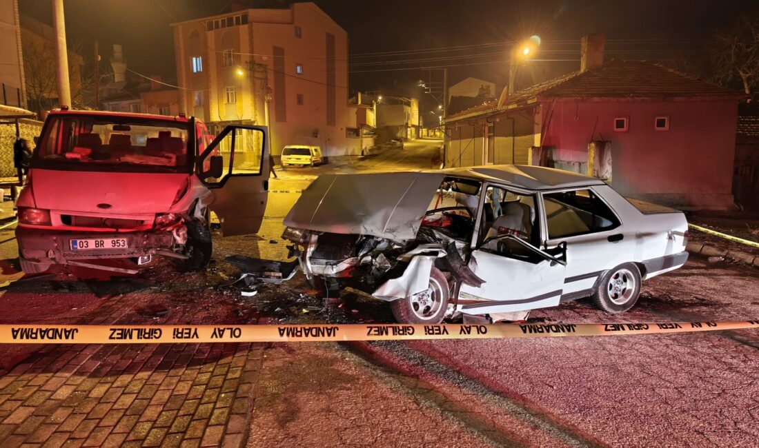 Afyonkarahisar’da kamyonet ile Tofaş marka otomobilin çarpışması sonucu yaşanan trafik
