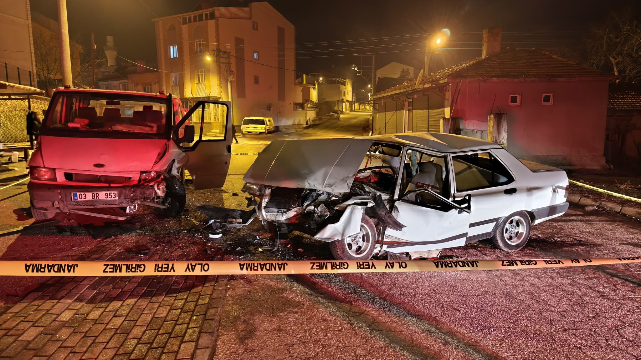 Afyonkarahisar’da kamyonet ile Tofaş marka otomobilin çarpışması sonucu yaşanan trafik