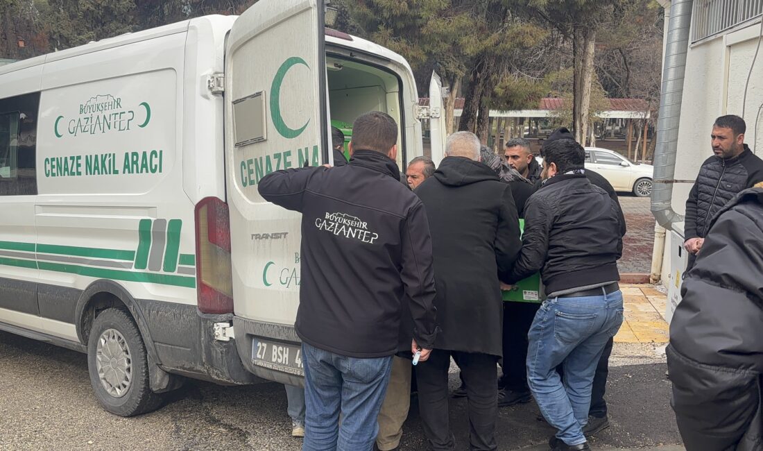 Afyonkarahisar’dan yeni bir otomobil satın alarak memleketleri Gaziantep’e doğru yola