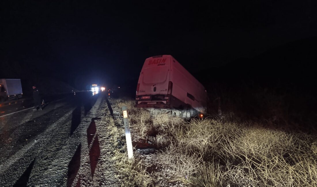 Afyonkarahisar’ın Karaadilli beldesi yakınlarında meydana gelen trafik kazasında, yağmur nedeniyle
