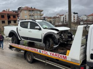Afyonkarahisar'da arazinin aracının yaklaşık 5 metrelik refüjden aşağı uçarak bir