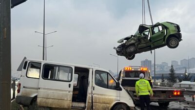 Hatay’ın Antakya ilçesinde, kontrolden çıkan bir minibüsün karşı şeride geçerek