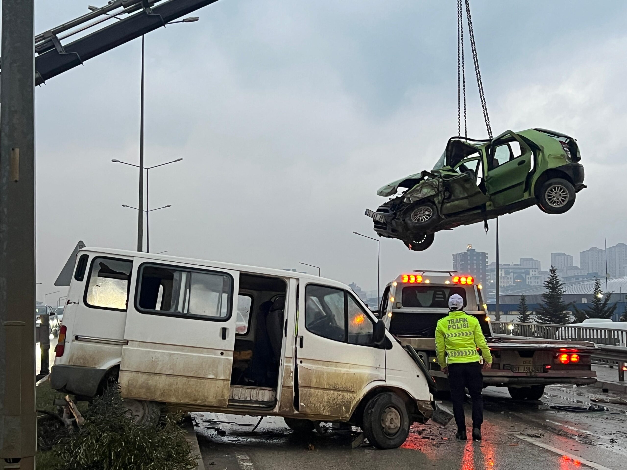 Hatay’ın Antakya ilçesinde, kontrolden çıkan bir minibüsün karşı şeride geçerek