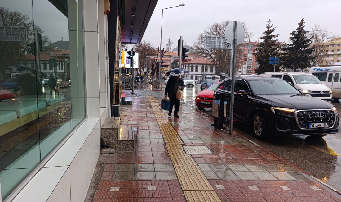 Afyonkarahisar'da meteorolojinin uyarıları sonrası beklenen yağış gece geç saatlerde başladı.