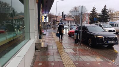 Afyonkarahisar'da meteorolojinin uyarıları sonrası beklenen yağış gece geç saatlerde başladı.