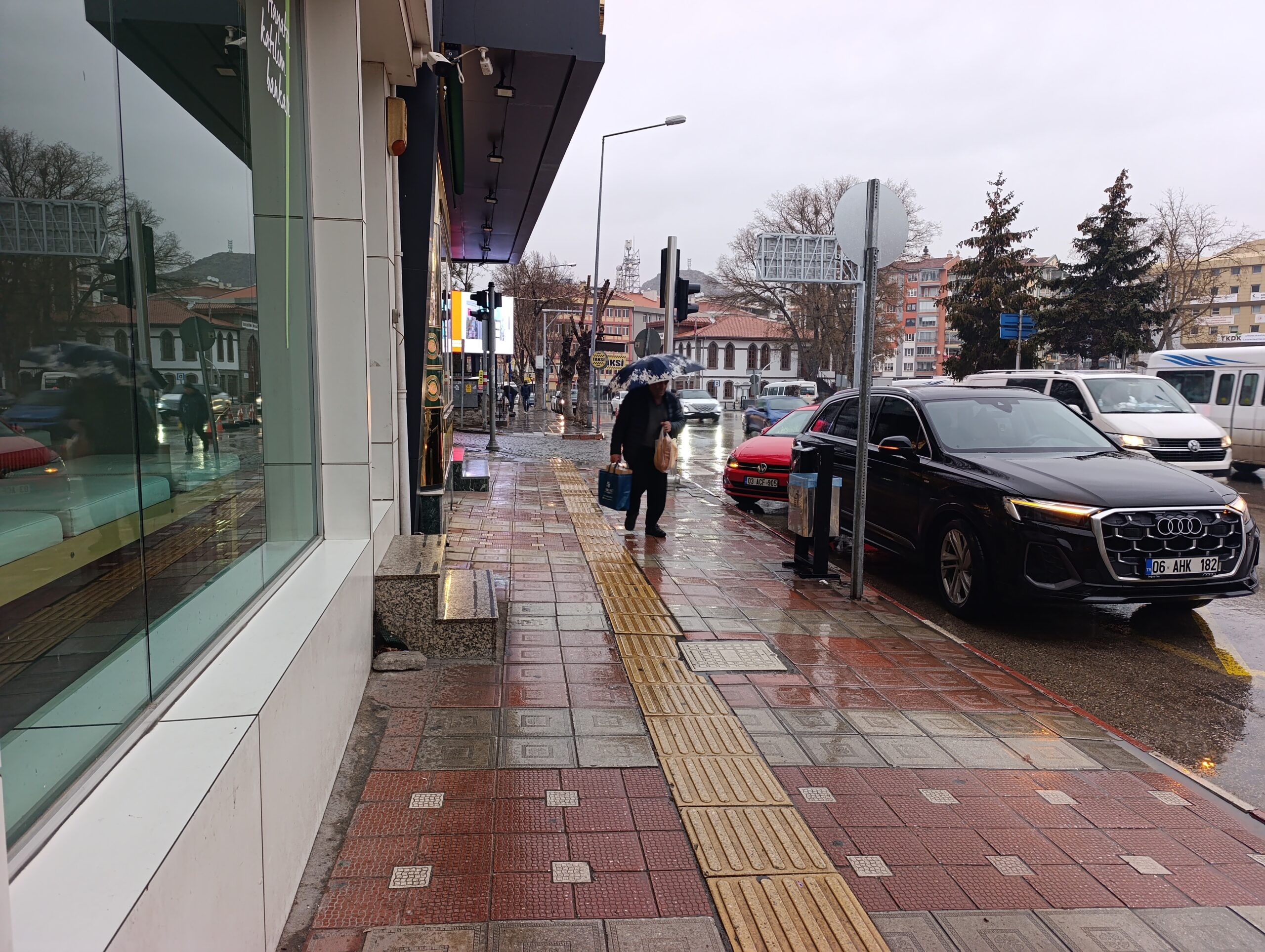 Afyonkarahisar'da meteorolojinin uyarıları sonrası beklenen yağış gece geç saatlerde başladı.