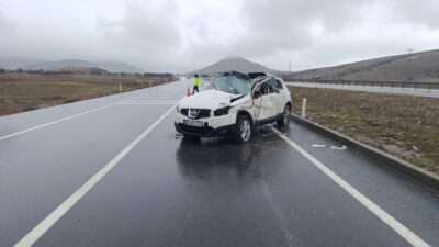 Afyonkarahisar'da kontrolden çıkarak refüje çarpıp ardından takla atan otomobilde biri