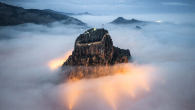 Afyonkarahisar’da kentin simgelerinden biri olan Afyonkarahisar Kalesi, sabahın erken saatlerinde
