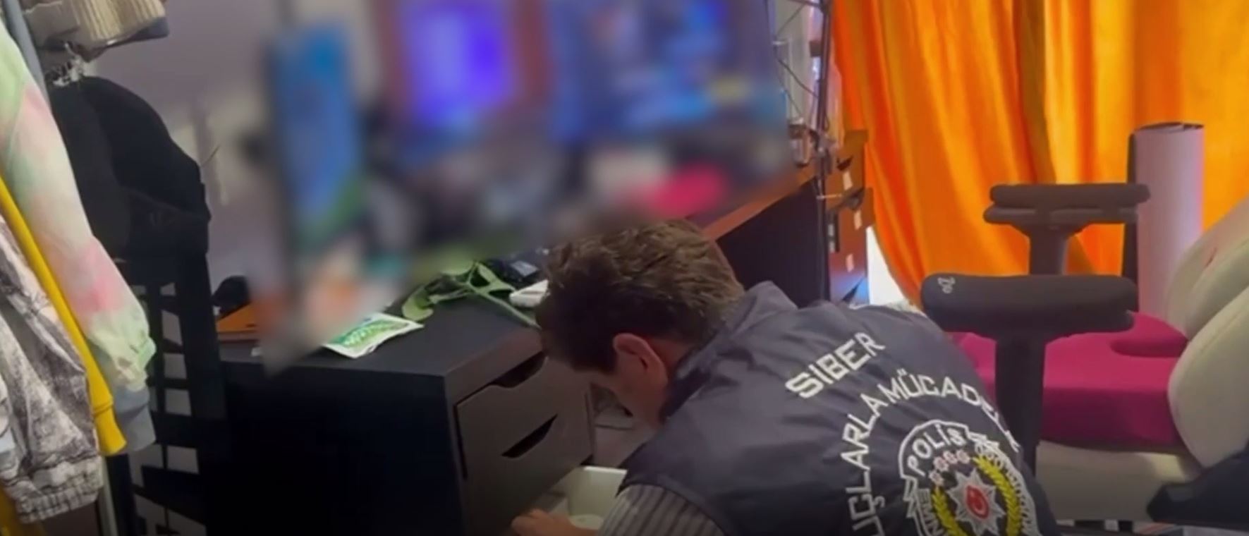 Afyonkarahisar İl Emniyet Müdürlüğü ekipleri, bilişim sistemleri kullanılarak gerçekleştirilen nitelikli