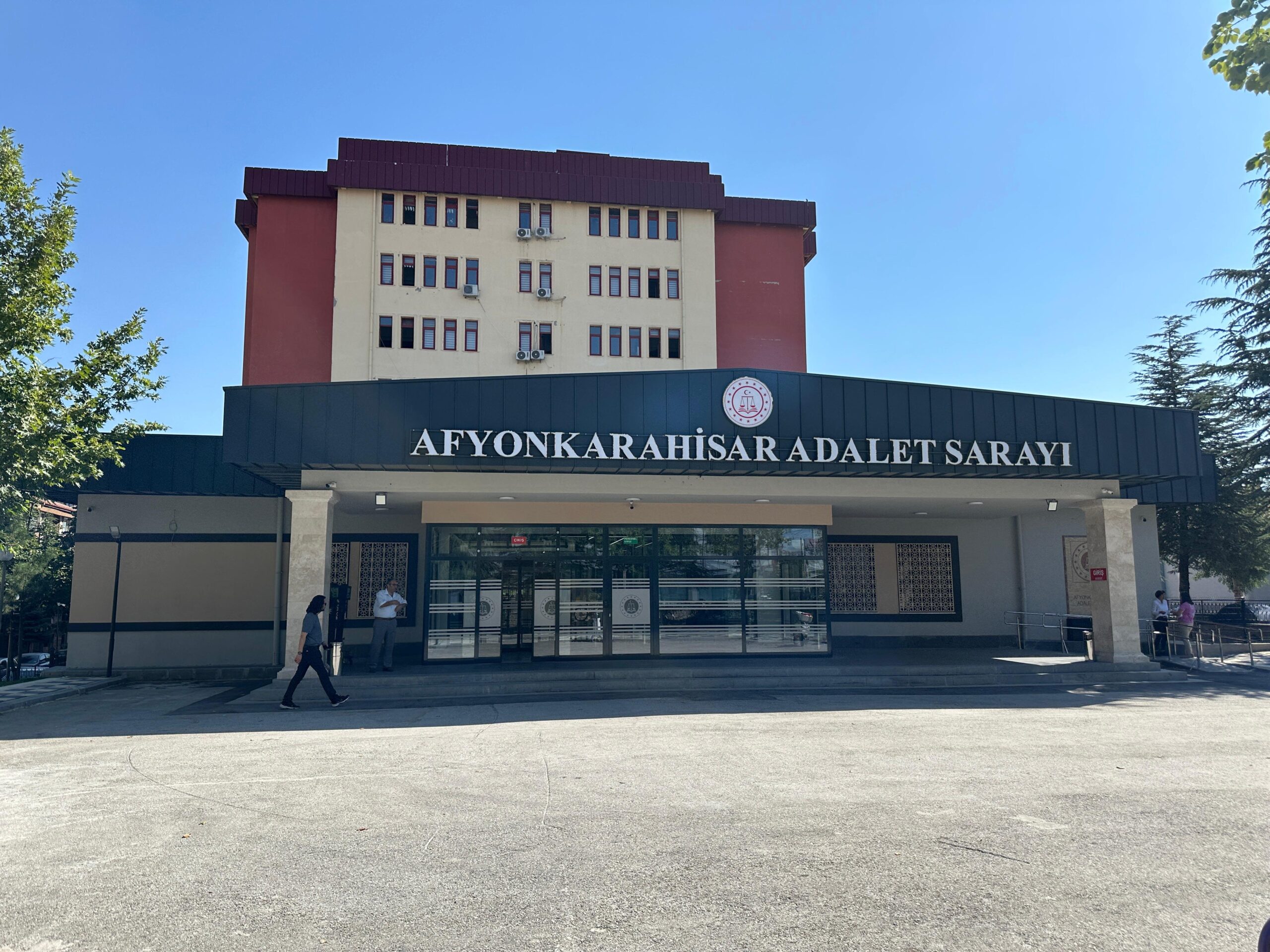 Afyonkarahisar'da uyuşturucu ticareti, dolandırıcılık ve resmi belgede sahtecilik suçlarından 5'i