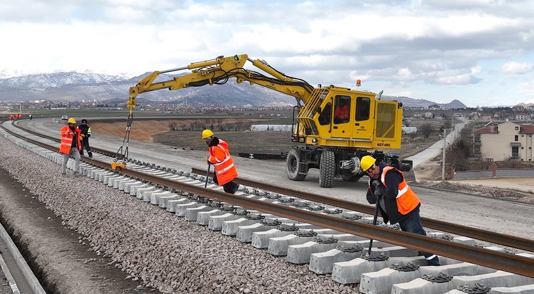 Vali Yiğitbaşı, Ankara ile İzmir’i birbirine bağlayacak olan hızlı tren