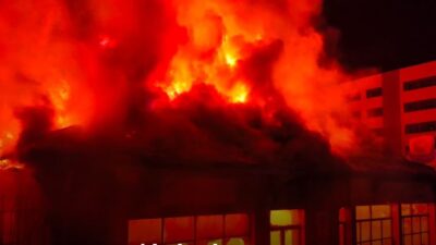 Hatay’da akaryakıt istasyonunun yanındaki müstakil binada yangın çıktı. Yangın, itfaiye