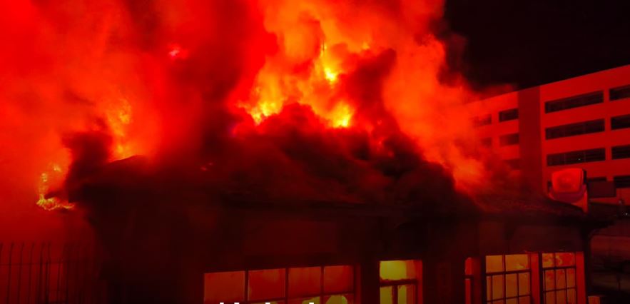 Hatay’da akaryakıt istasyonunun yanındaki müstakil binada yangın çıktı. Yangın, itfaiye