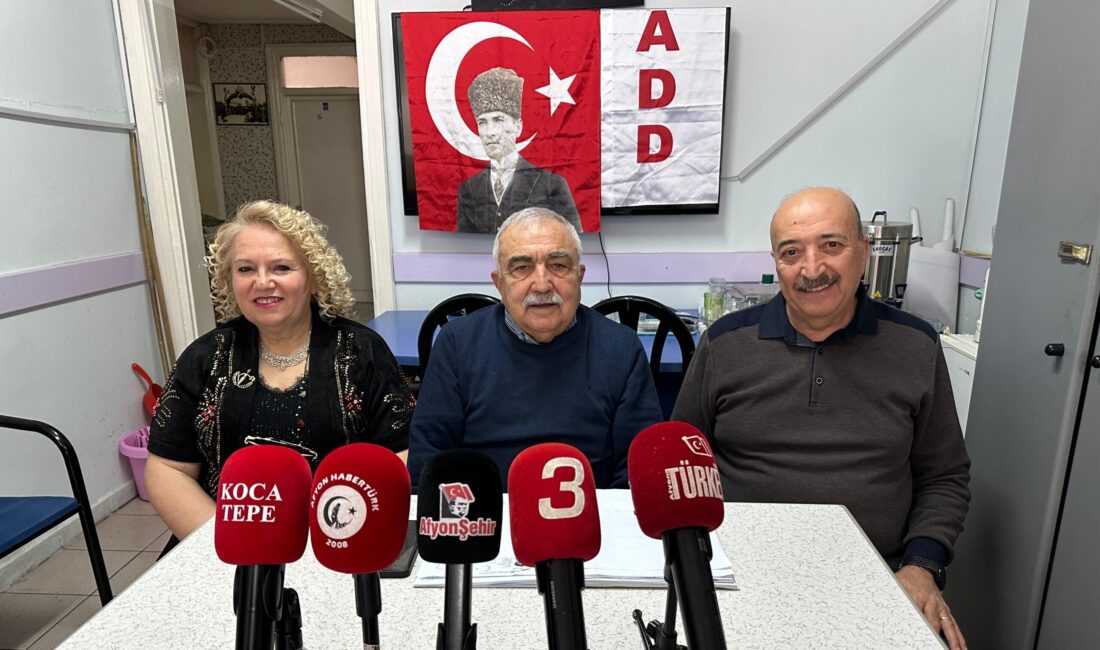 Atatürkçü Düşünce Derneği Afyonkarahisar Şube Başkanı Veli Cengiz, dernek binasında