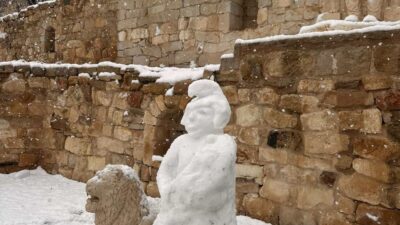 Kar yağışını fırsat bilen vatandaşlar, kardan adam yapmak yerine Ayazini’nin