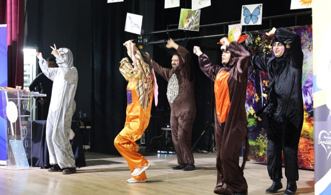 Sandıklı Belediye Başkanı Adnan Öztaş, yarıyıl tatili dolayısıyla çocuklara karne