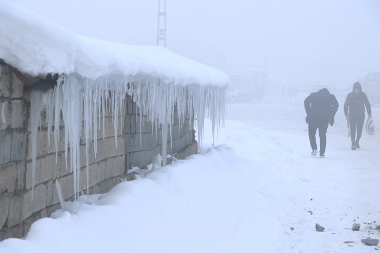 AFYONKARAHİSAR Afyonkarahisar’ın Sinanpaşa ve Sandıklı ilçelerinin yüksek kesimlerinde etkili olan