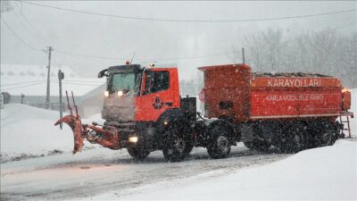 D-100 kara yolunun Bolu Dağı kesiminde kar yağışı görülüyor.