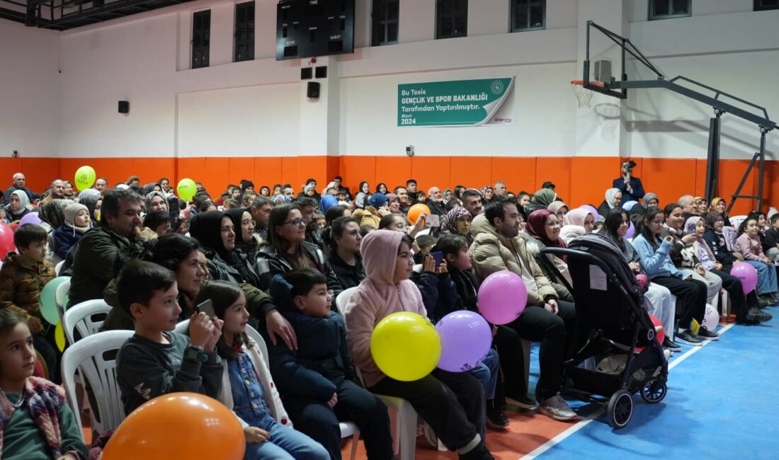 Eğlence ve neşeyle dolu programa çocuklar ve aileleri yoğun ilgi