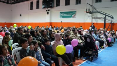 Eğlence ve neşeyle dolu programa çocuklar ve aileleri yoğun ilgi