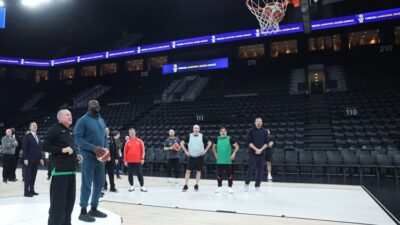 İstanbul’da Turkcell Basketbol Gelişim Merkezi’nde basketbol oynayan Erdoğan ve O’Neal,