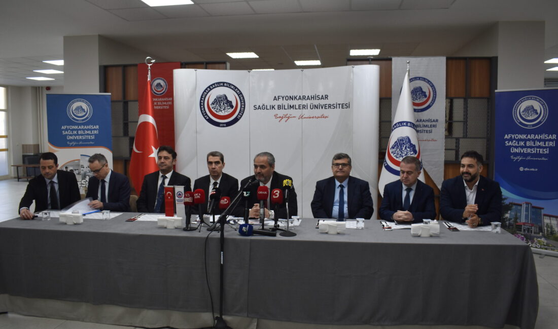 Samimi bir ortamda gerçekleşen programda gazetecilerle yakından ilgilenen Rektör Prof.