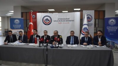 Samimi bir ortamda gerçekleşen programda gazetecilerle yakından ilgilenen Rektör Prof.