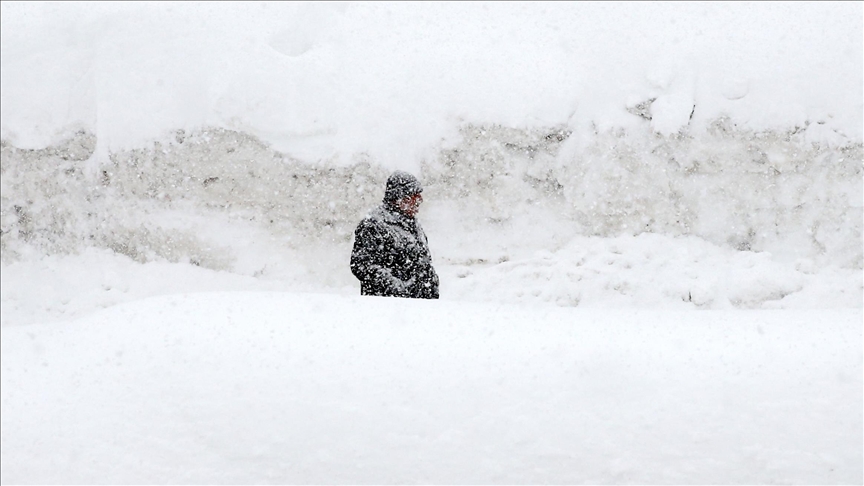 Karadeniz üzerinden gelen soğuk ve yağışlı havanın etkili olduğu Türkiye'de,